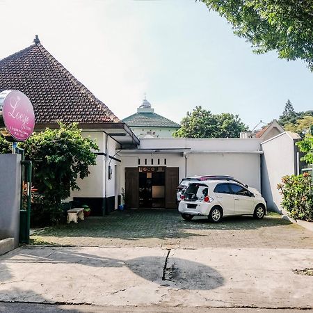 Super Oyo 353 Loesje Guest House Syariah Malang Eksteriør billede