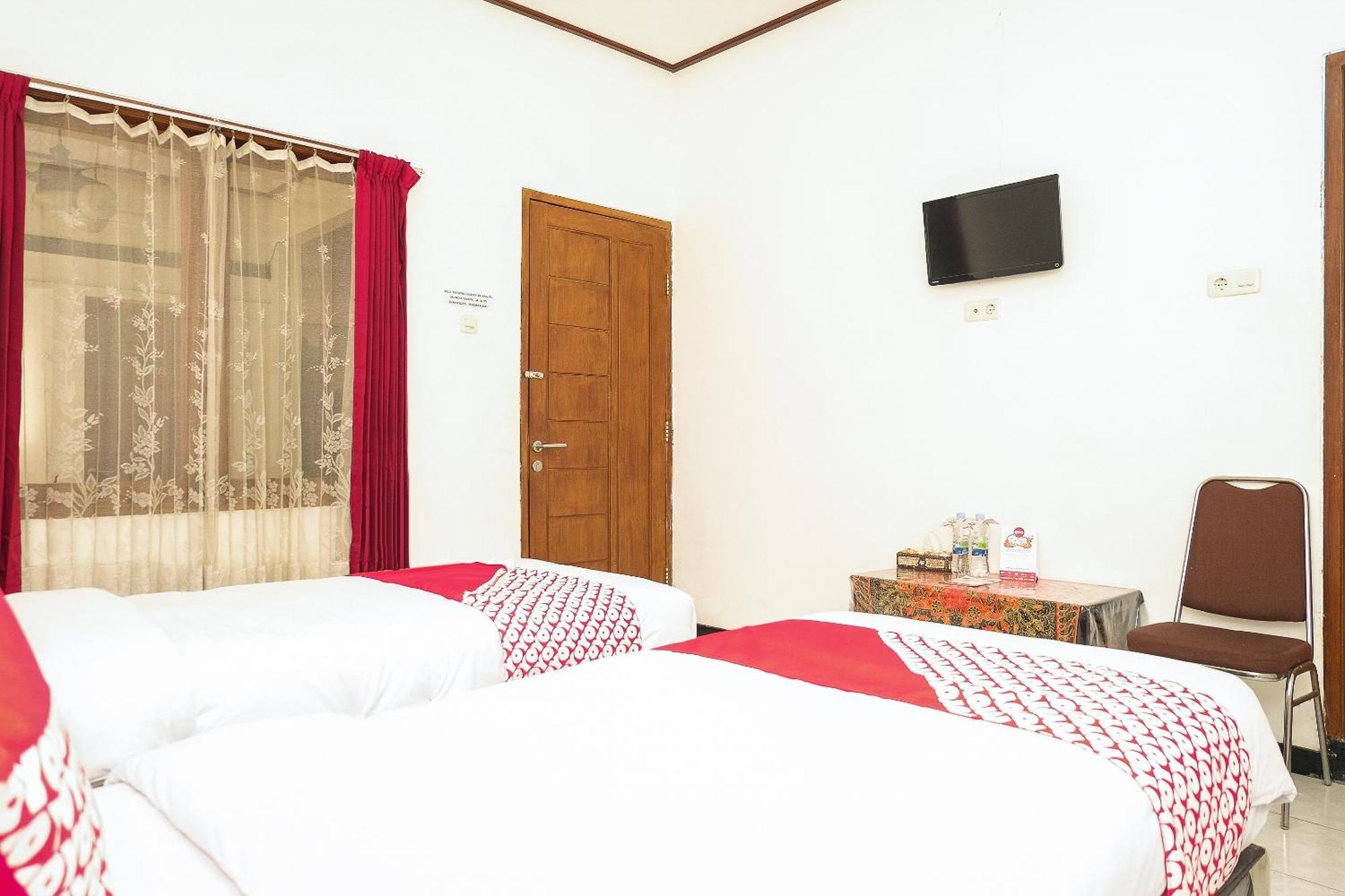 Super Oyo 353 Loesje Guest House Syariah Malang Eksteriør billede