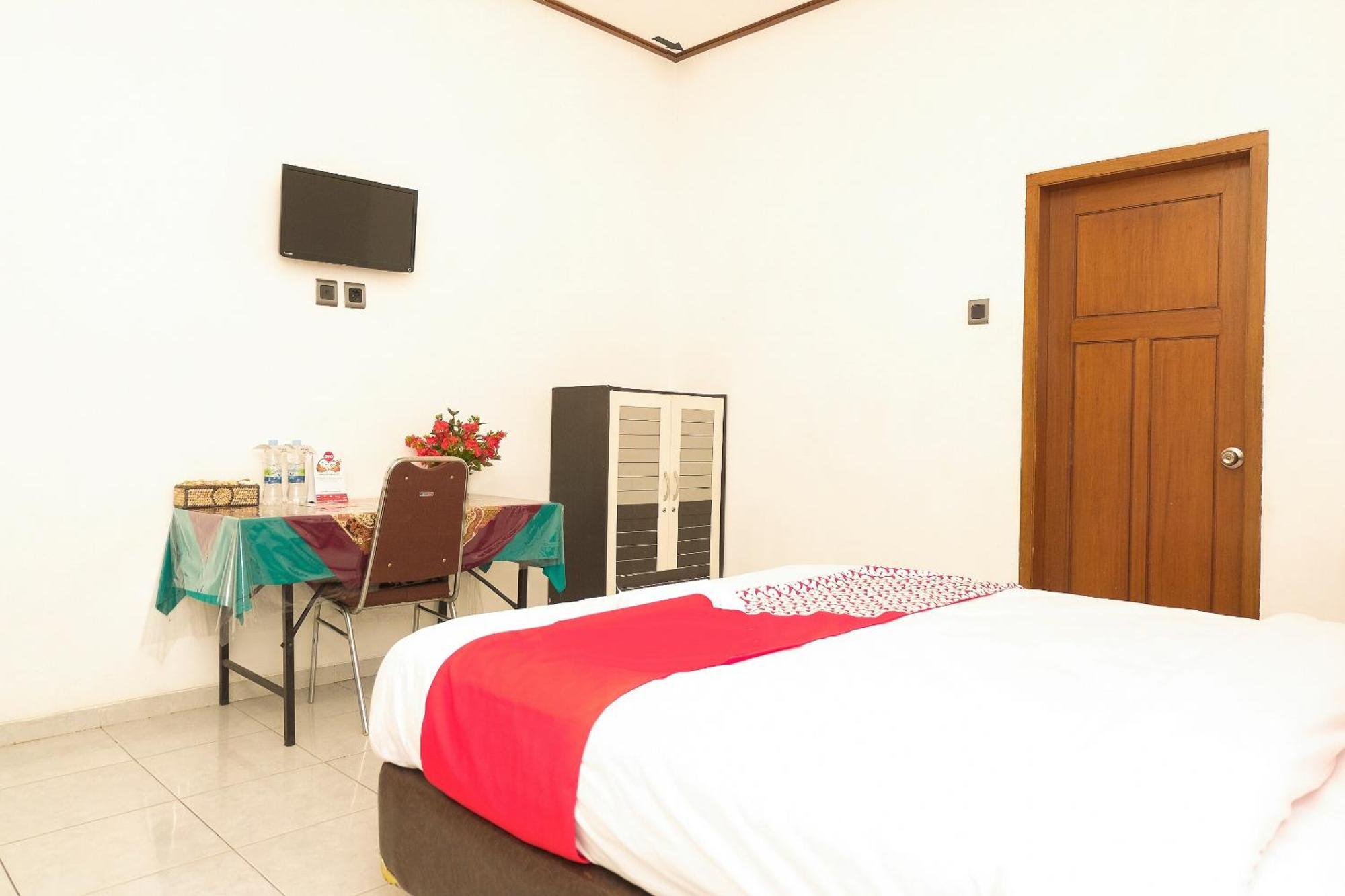 Super Oyo 353 Loesje Guest House Syariah Malang Eksteriør billede