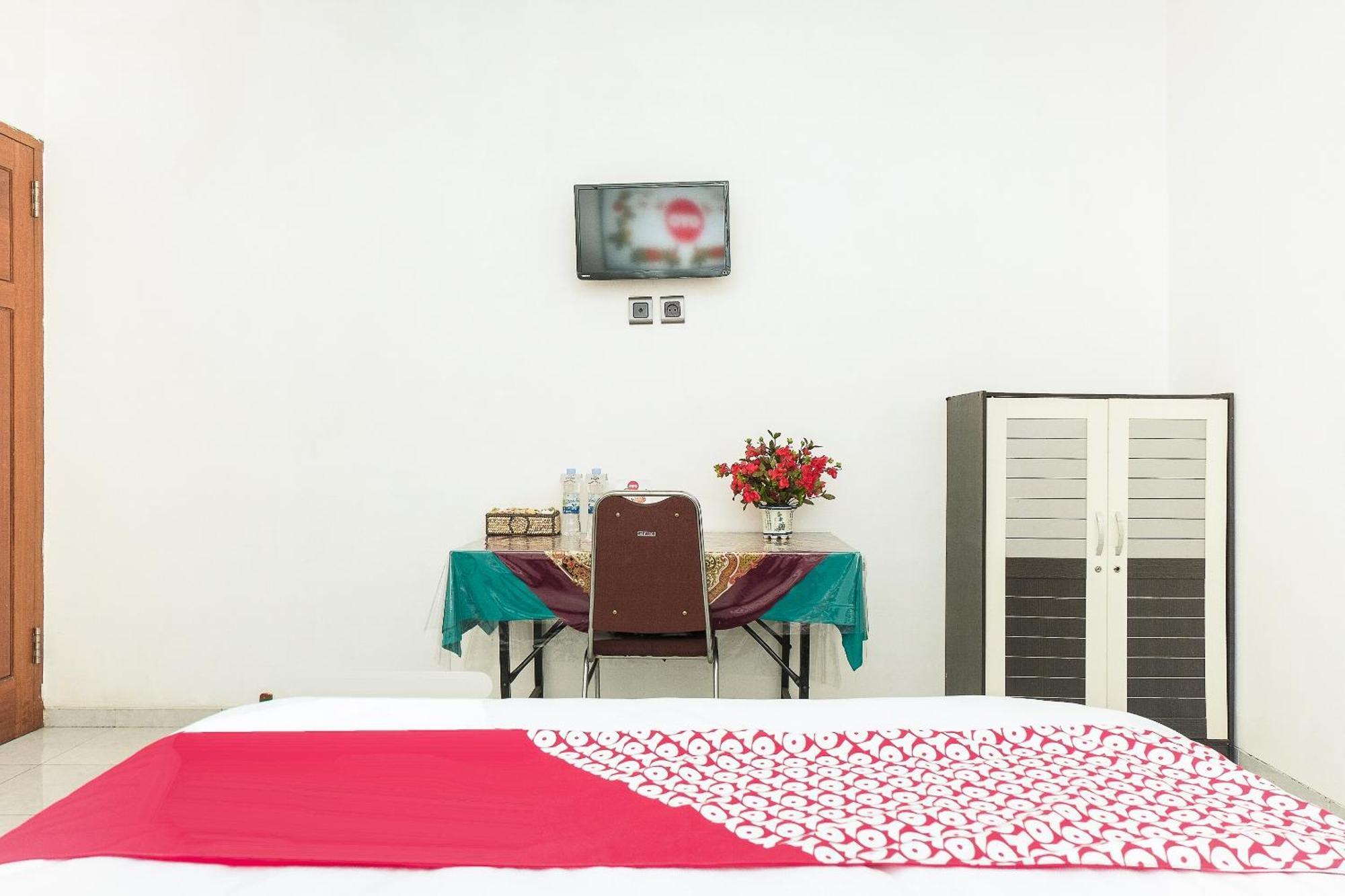Super Oyo 353 Loesje Guest House Syariah Malang Eksteriør billede