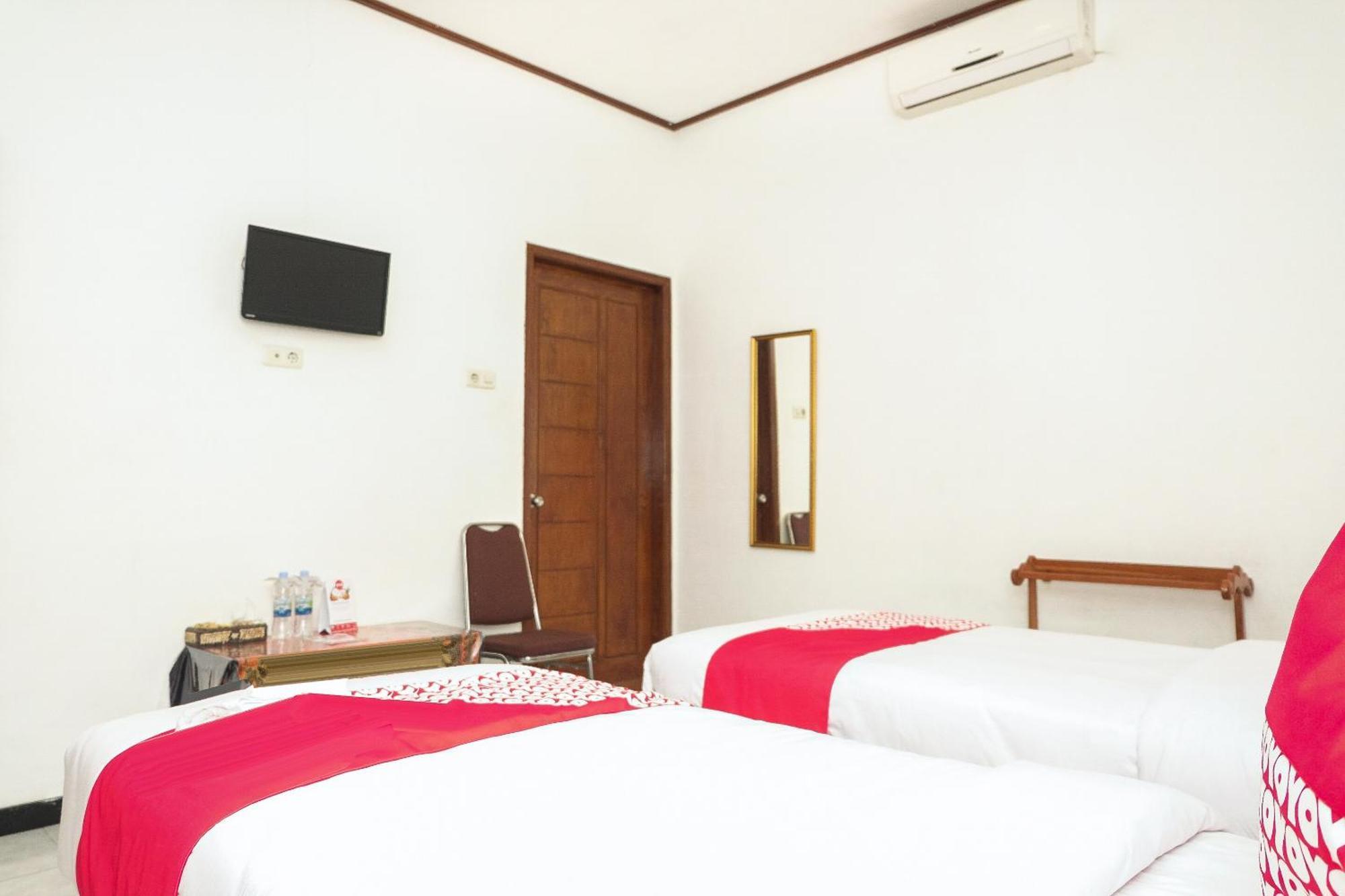Super Oyo 353 Loesje Guest House Syariah Malang Eksteriør billede