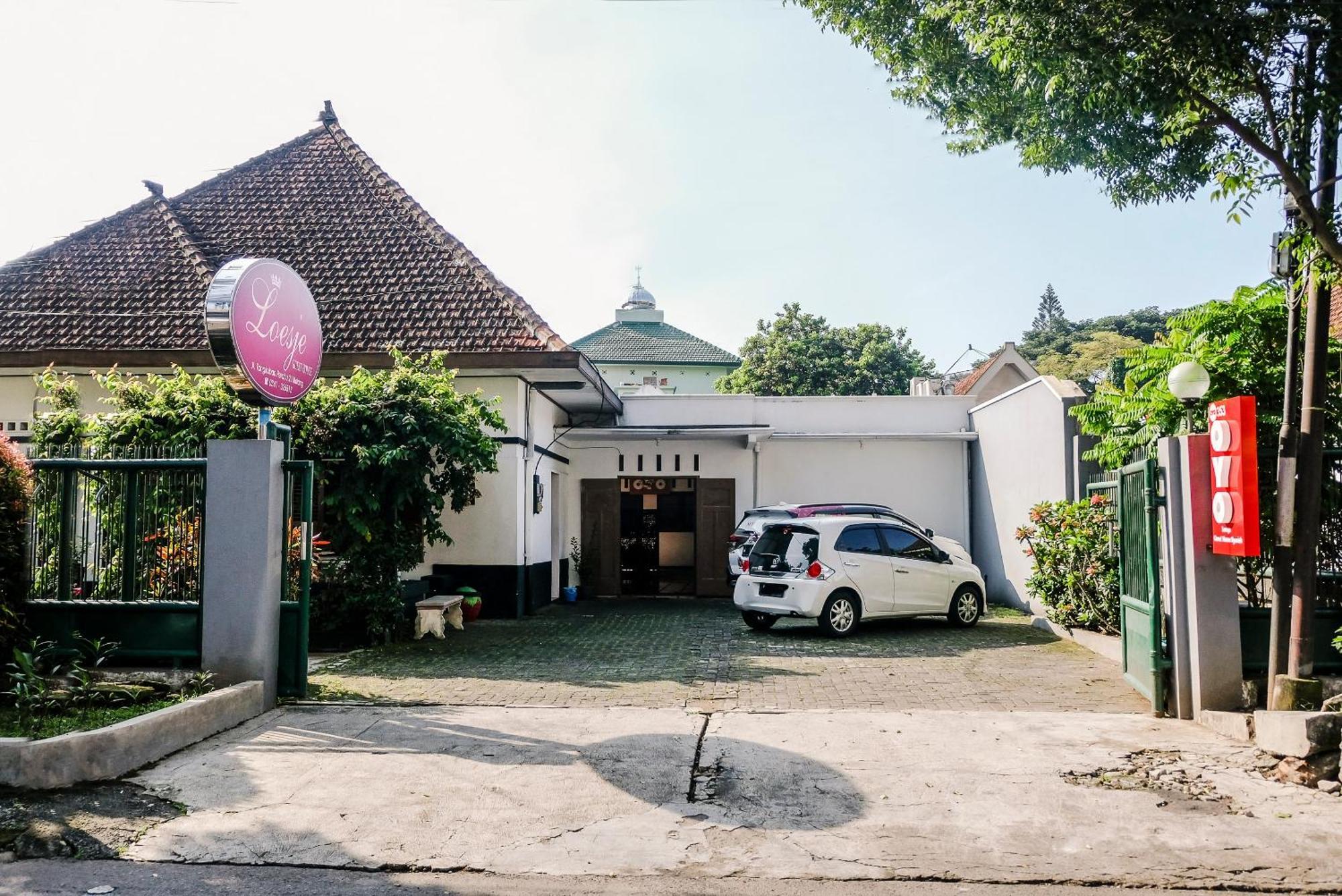 Super Oyo 353 Loesje Guest House Syariah Malang Eksteriør billede
