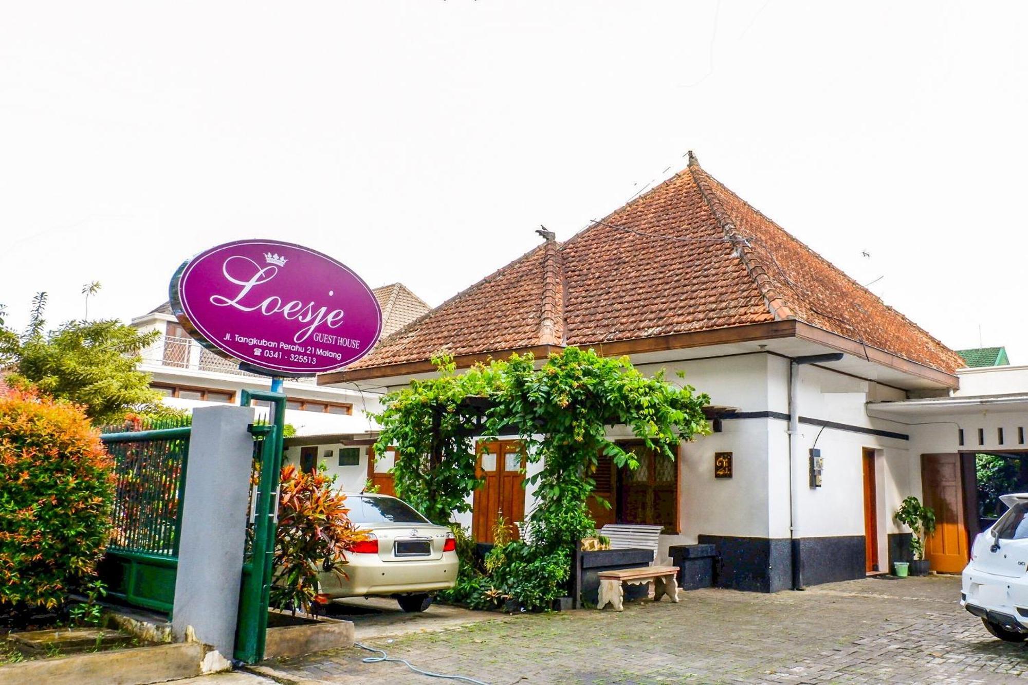 Super Oyo 353 Loesje Guest House Syariah Malang Eksteriør billede