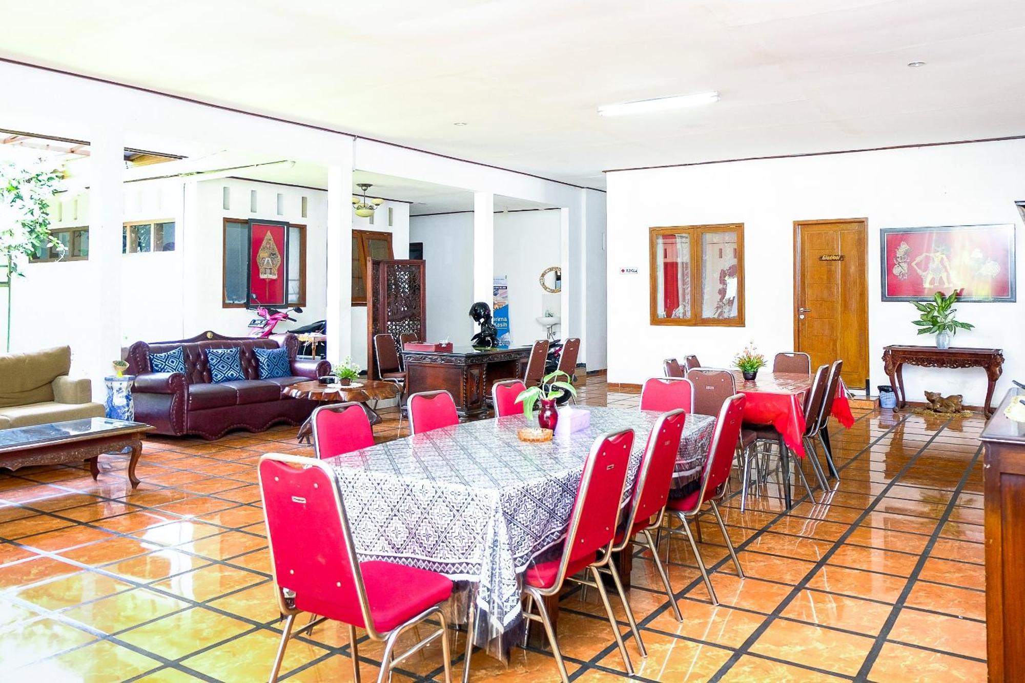 Super Oyo 353 Loesje Guest House Syariah Malang Eksteriør billede