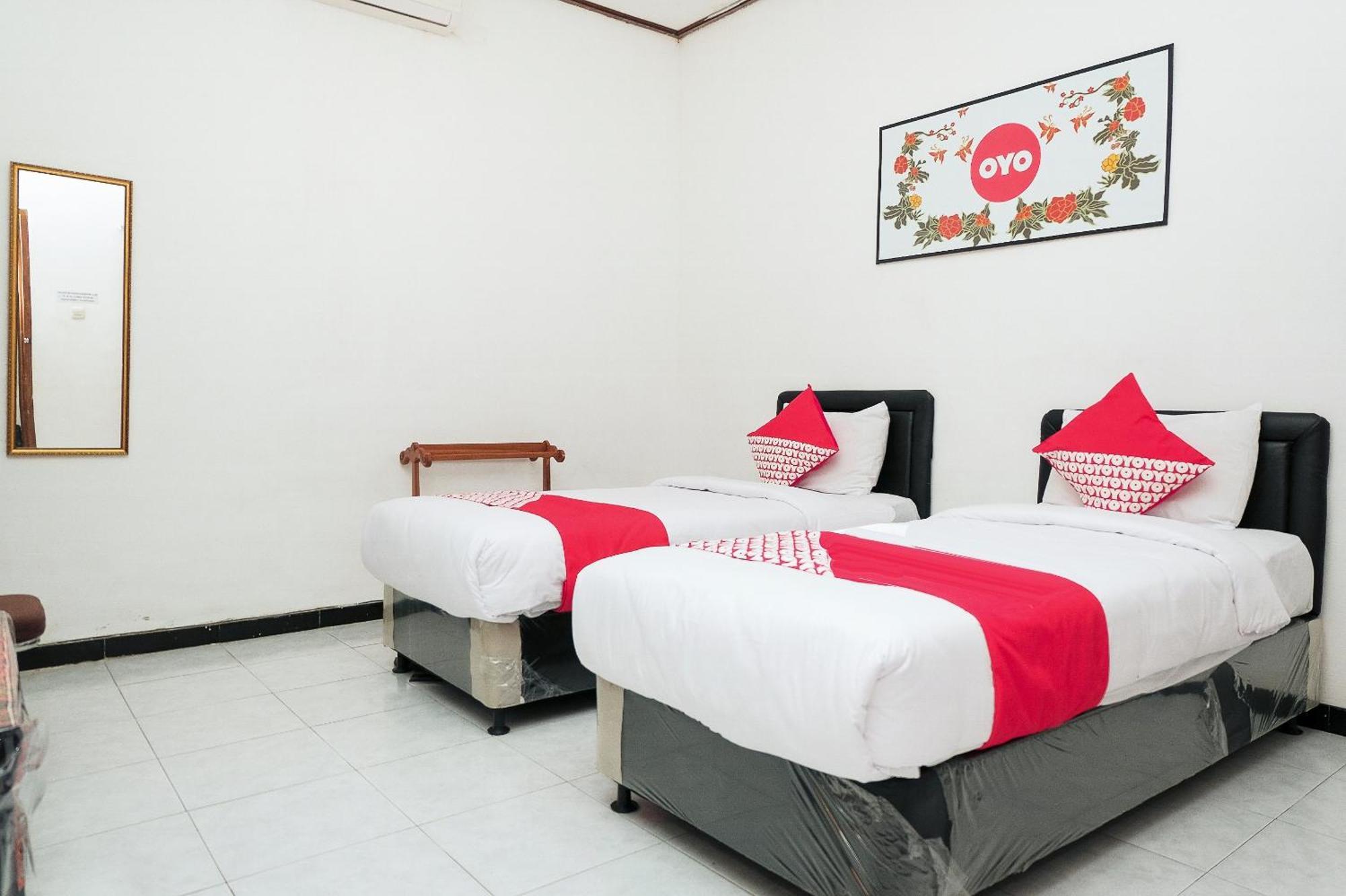 Super Oyo 353 Loesje Guest House Syariah Malang Eksteriør billede