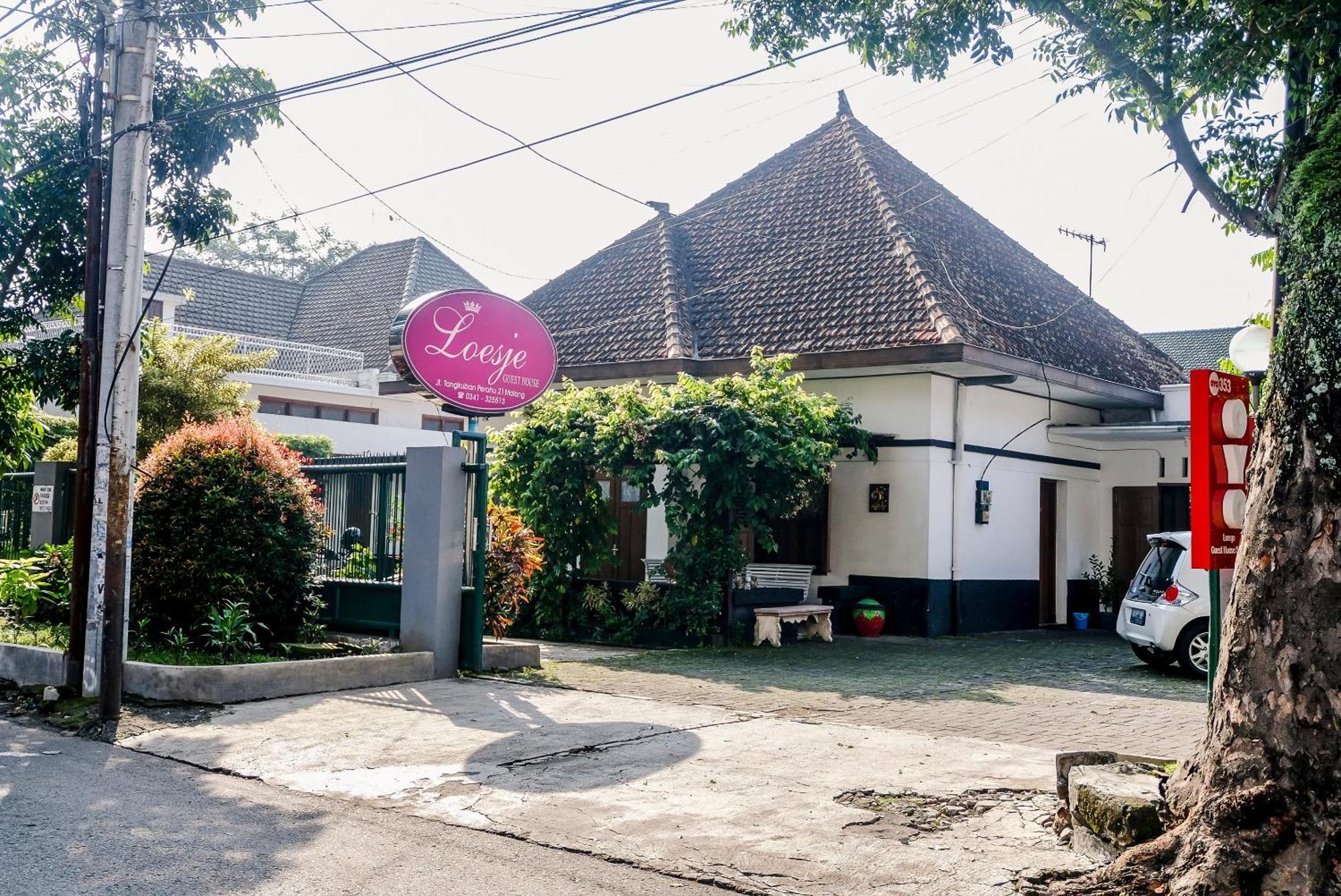 Super Oyo 353 Loesje Guest House Syariah Malang Eksteriør billede