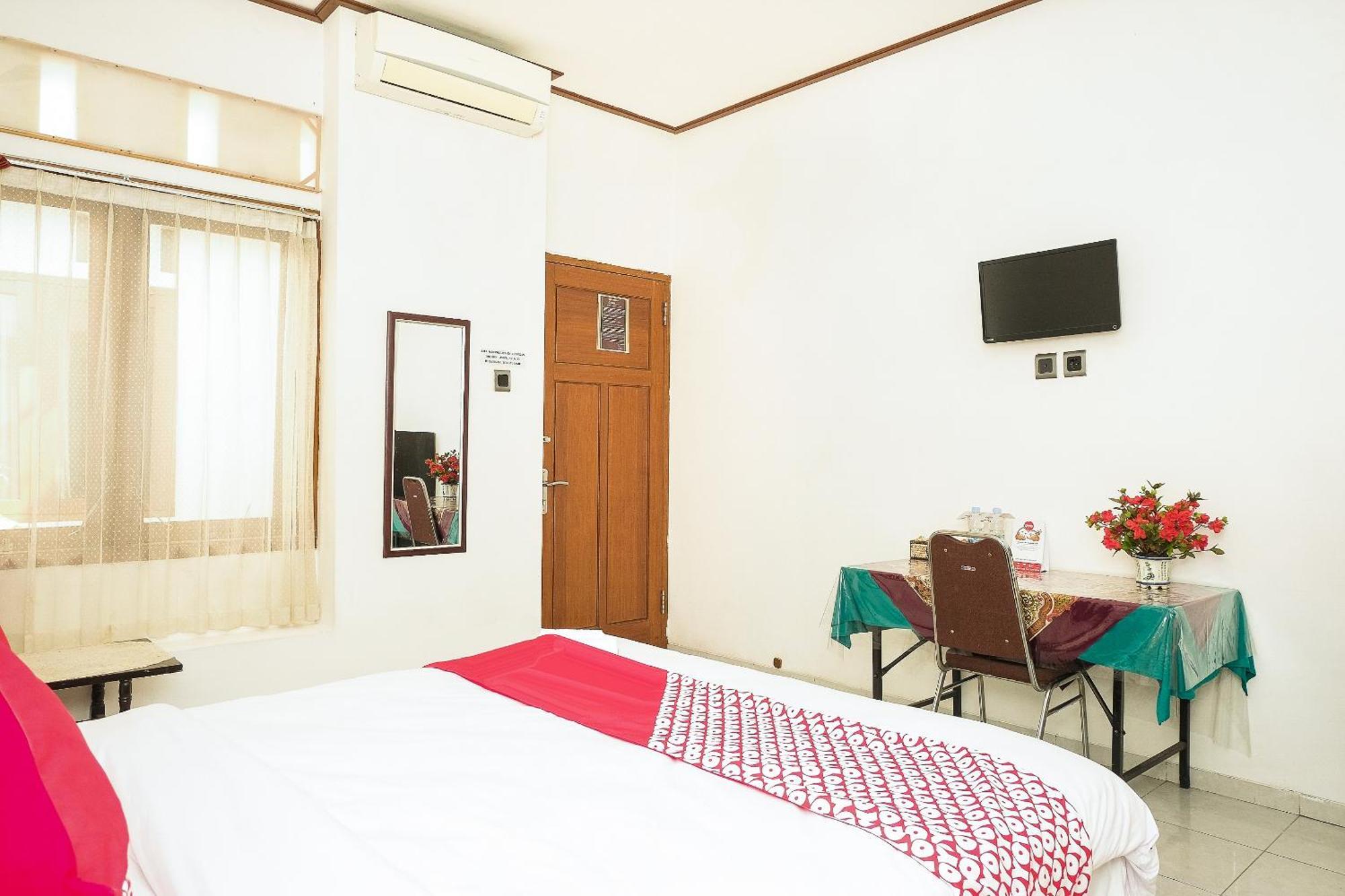 Super Oyo 353 Loesje Guest House Syariah Malang Eksteriør billede